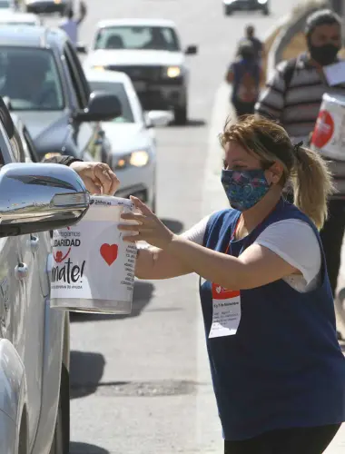 Colaboradores recaudando en alcancias en el nudo vial de Mendoza