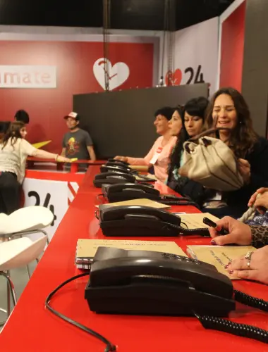 Colaboradores esperando donaciones durante las 24 horas de todo corazon